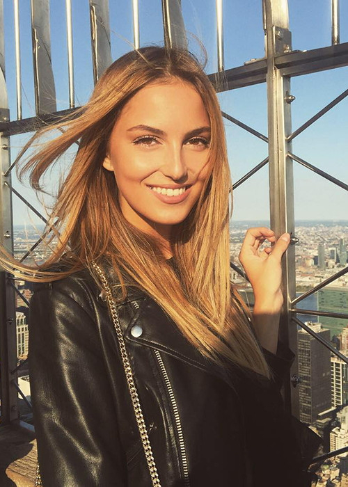 Sở hữu chiều cao nổi bật (1m82), đại diện Slovakia - Kristina Cincurova cũng là người đẹp khiến nhiều thí sinh khác phải dè chừng ở phần thi siêu mẫu được xem là rất quan trọng. Ngoài tiếng Anh và Nga, Kristina có thể nói một chút tiếng Đức. (Ảnh: Facebook nhân vật)
