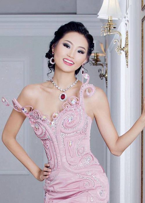 Bayartsetseg Altangerel - đại diện Mông Cổ rất được lòng các thí sinh khác. Tài lẻ làm ảo thuật của cô cũng gây ấn tượng và giúp người đẹp lọt top 10 phần thi tài năng. Được biết, Bayartsetseg là một diễn viên chuyên nghiệp. (Ảnh: Facebook nhân vật)