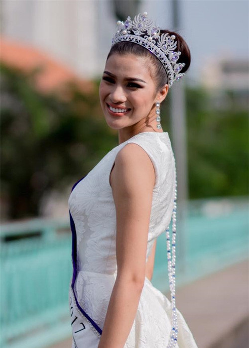Trước thông tin Nguyễn Thị Thành đi thi, Cục Nghệ thuật Biểu diễn đã gửi công văn hỏa tốc yêu cầu triệu tập người đẹp gốc Bắc Ninh và các đơn vị liên quan. Mặc lệnh hỏa tốc và có nguy cơ bị cấm diễn trên toàn quốc, cô vẫn vui vẻ lên đường sang Ai Cập dự thi. Ảnh: Thể thao văn hóa