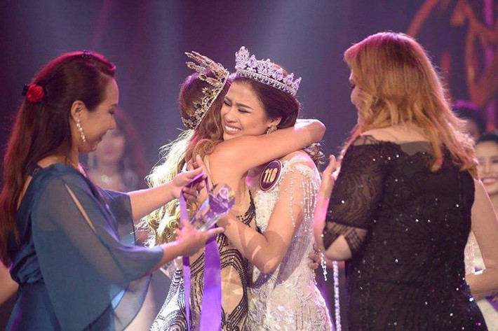 Cụ thể, khi bị Cục Nghệ thuật Biểu diễn triệu tập, sau cuộc họp với Thanh tra Bộ VHTT&DL, ban tổ chức Hoa khôi Du lịch Việt Nam 2017 cam kết thu hồi danh hiệu Á khôi 1 của Nguyễn Thị Thành. Về phía Nguyễn Thị Thành, cô đã tự nguyện trả lại danh hiệu. Ảnh: FBNV
