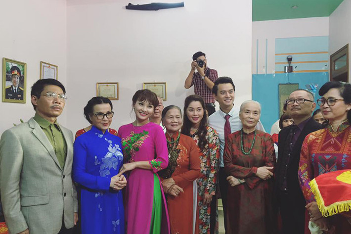 Kết thúc các cảnh quay, đoàn làm phim thường xuyên chụp ảnh kỷ niệm ở hậu trường. Ảnh: FBNV