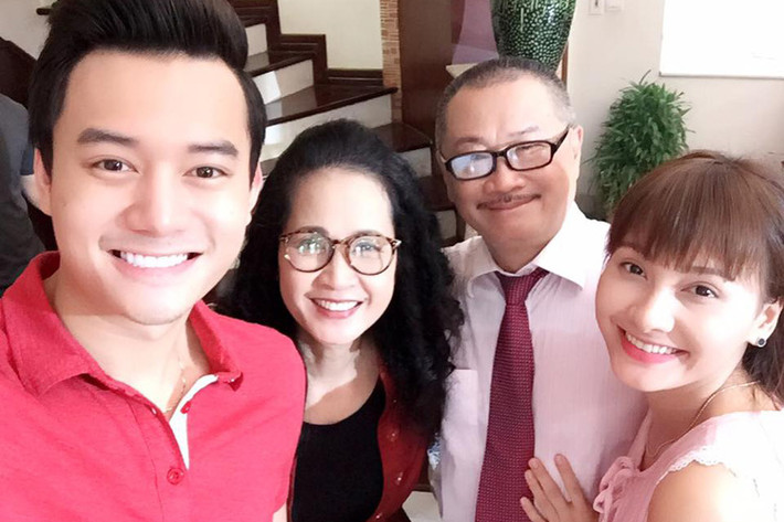 Căng thẳng trên phim nhưng ở ngoài đời, mối quan hệ giữa Bảo Thanh và nghệ sĩ Lan Hương luôn vui vẻ, thân thiết. Ảnh: FBNV