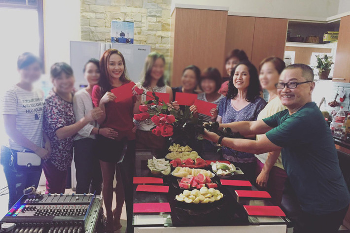 Dàn nữ diễn viên phim "Sống chung với mẹ chồng" hạnh phúc nhận hoa và quà nhân ngày Phụ nữ Việt Nam 20/10 ngay trên phim trường. Ảnh: FBNV