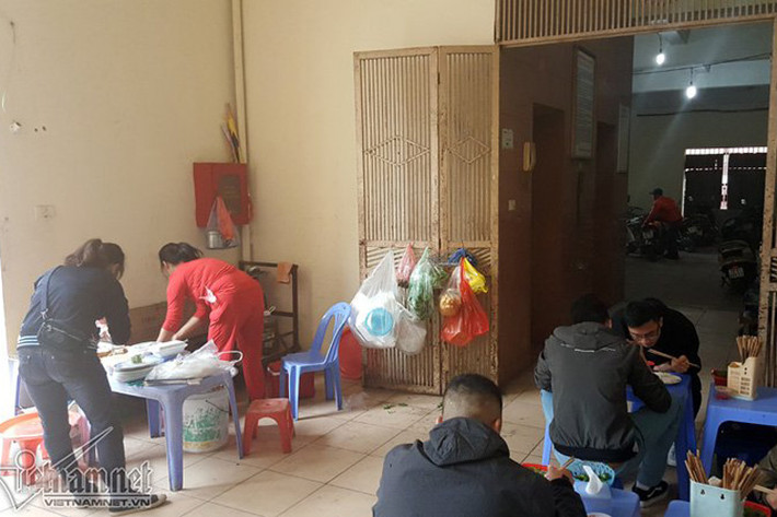 Khách ăn chủ yếu là dân văn phòng dường như cũng đã quen với cảnh này. Họ cho biết trước kia quán bán ngay dưới chân chung cư, cách đây 2 tuần, phường dẹp vỉa hè nên phải di chuyển vào đây.