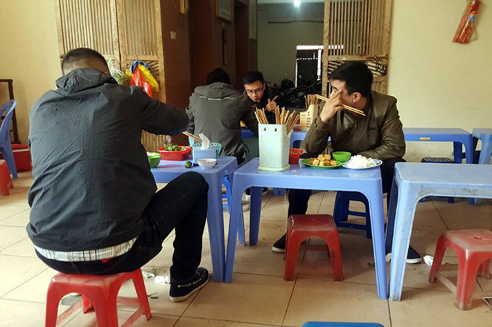 "Các quán ăn chỉ mở trong khoảng từ 10h - 14h, thời điểm cư dân đi làm gần hết nên cũng không ảnh hưởng. Tuy nhiên, lượng khách ra vào khá đông, thêm đó mùi thức ăn, vệ sinh nên về lâu dài khó được các cư dân chấp nhận", lời ông H.