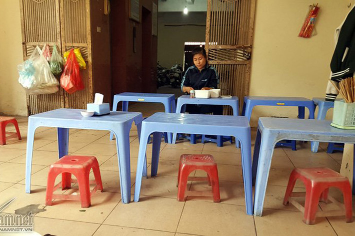 Sau gần 1 tháng Hà Nội dẹp vỉa hè, đường phố Thủ đô nhiều nơi đã trở nên thông thoáng. Không còn chỗ kinh doanh, nhiều quán ăn vỉa hè trước khu đô thị Trung Hòa - Nhân Chính (Thanh Xuân) đã tìm đến các hành lang, nhà để xe khu chung cư. Chỉ tính riêng 2 tòa nhà N5C, N5D đã có gần chục quán ăn, hầu hết chủ nhân đều sinh sống trong các chung cư này.