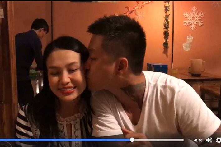 Tuấn Hưng hôm má Thu Hương tình cảm tại bữa tiệc. Trước đó, trên trang cá nhân, nam ca sĩ đã dành lời mật ngọt gửi đến vợ: “Anh sẽ yêu em và chỉ mình em thôi”. Ảnh: FBVN