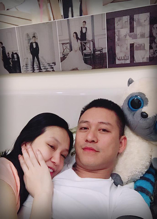 Ngày 17/3 vừa qua, bà xã Tuấn Hưng hạ sinh cô con gái thứ hai. Nam ca sĩ tiết lộ bé nặng 3,18kg, cao 48cm và tên Nguyễn Trần Mỹ Anh (Son). Ảnh: FBNV