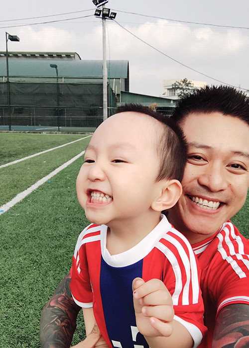 Hình ảnh Tuấn Hưng bên con trai Su Hào vẫn thường xuyên được nam ca sĩ chia sẻ trên trang cá nhân. Ảnh: FBNV