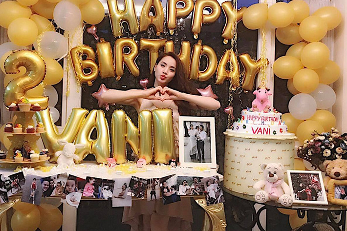 Mở tiệc sinh nhật cho bé Vani, Trang Nhung cảm thấy vô cùng hạnh phúc. “2 tuổi rồi con đã biết rất nhiều điều và rất thích thú khi thấy mẹ trang trí sinh nhật cho mình”, cô chia sẻ. Ảnh: FBNV