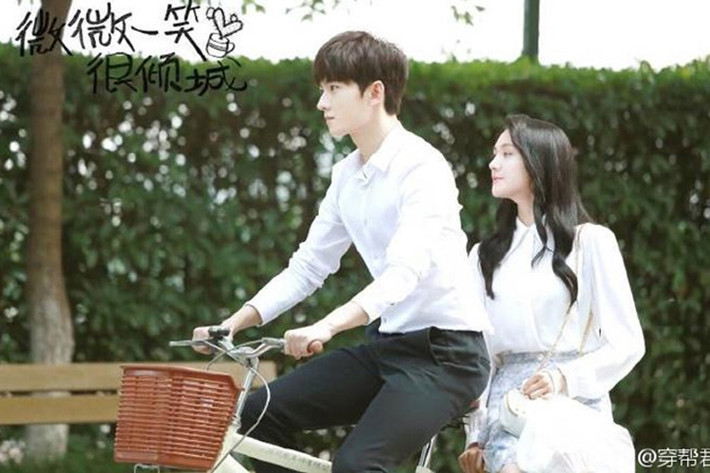 Cảnh Tiêu Nại (Dương Dương) đi xe đạp đèo Bối Vy Vy (Trịnh Sảng) trong “Yêu em từ cái nhìn đầu tiên” là một trong những cảnh quay lãng mạn nhất phim ngôn tình.