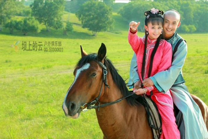 Cảnh Tiểu Yến Tử (Lý Thạnh) và Ngũ A Ka (Trương Duệ) trong “Hoàn Châu Cách Cách” 2013 cưỡi ngựa trên cánh đồng cỏ rộng lớn là một trong những cảnh phim lãng mạn nhất của Quỳnh Dao.