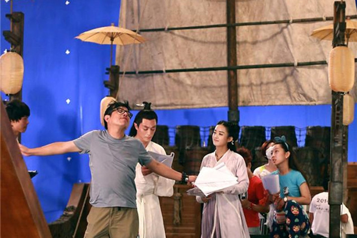 Tuy nhiên, ngoài hai diễn viên chính, trên thuyền còn có hơn chục người ở đoàn phim. Đạo diễn đang thị phạm một cảnh quay cho tiểu hoa đán họ Triệu.