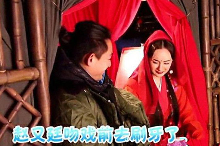 Ở hậu trường, cả hai phải diễn cảnh tình tứ trước mặt đạo diễn và nhân viên quay phim.
