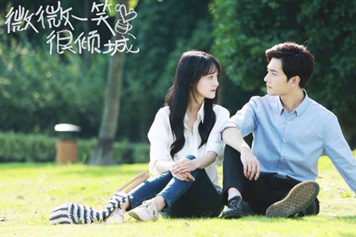 Chàng soái ca học đường và bạn gái cùng trò chuyện trong khung cảnh vô cùng lãng mạn.