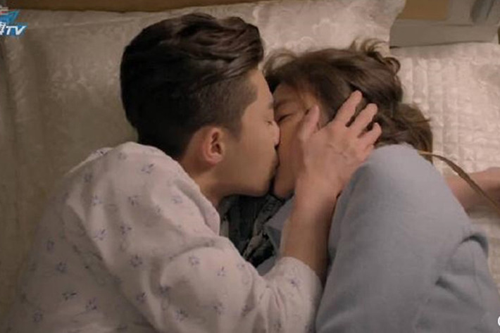 Nụ hôn trên giường bệnh làm tan chảy mọi trái tim người xem của Ji Sung Joon (Park Seo Joon) và Kim Hye Jin (Hwang Jung eum) trong “She was pretty”.