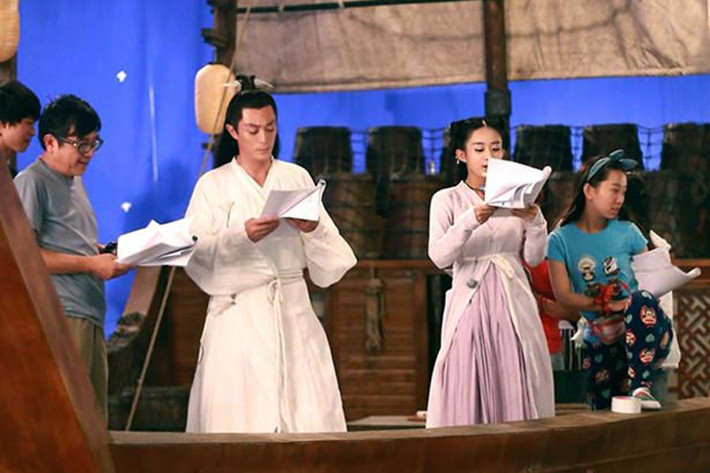 Bạch Tử Họa (Hoắc Kiến Hoa) và Hoa Thiên Cốt (Triệu Lệ Dĩnh) cùng đọc kĩ kịch bản trước khi diễn. Cảnh hai thầy trò cùng ngồi trên thuyền đi ngao du tứ hải được nhiều khán giả rất thích thú.