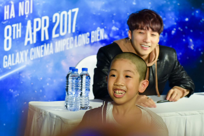 “Tôi cùng cậu cháu trai 9 tuổi vạ vật ở đây từ 7h sáng để mua album rồi chờ Sơn Tùng tới ký tặng. Cũng bởi thằng bé thích Sơn Tùng quá, suốt ngày ôm máy tính rồi nằm trên gác nghe nhạc Sơn Tùng MTP. Cũng may, mọi người thấy 2 bà cháu già cả nên nhường cho lên đầu”, bà nói.