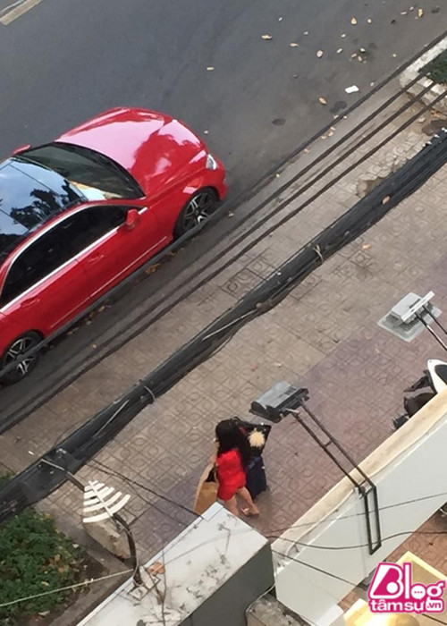 Sau đoạn clip, một tài khoản Facebook chia sẻ thông tin Trường Giang và Nhã Phương cãi nhau. Khi nam danh hài bỏ vào quán thì nữ diễn viên một mình đứng đợi xe. Ảnh: Blogtamsu