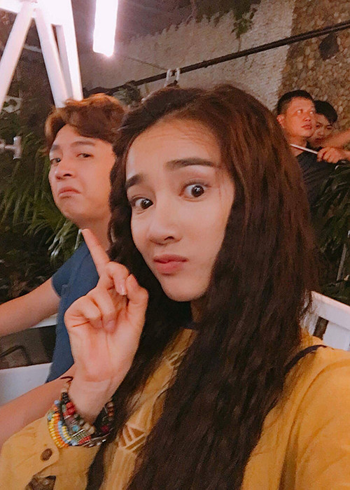 Nhã Phương khoe hình ảnh nhí nhảnh bên Ngô Kiến Huy khi quay chung một bộ phim mới. Ảnh: FBNV