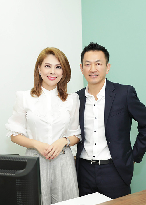 Mới đây, nữ ca sĩ Thanh Thảo được bạn trai Việt kiều Tom Han hộ tống đi làm từ thiện ở Đà Nẵng.