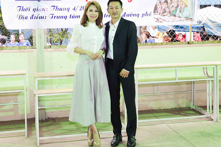 Tình mới của giọng ca “Búp bê” luôn ở bên cạnh, hỗ trợ cô trong cả công việc đi hát lẫn cuộc sống đời thường.