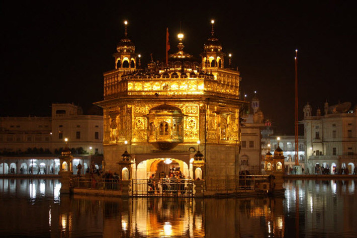 Ngôi đền Vàng được xây dựng giữa sông Amritsar ở thành phố Amritsar, Ấn Độ.