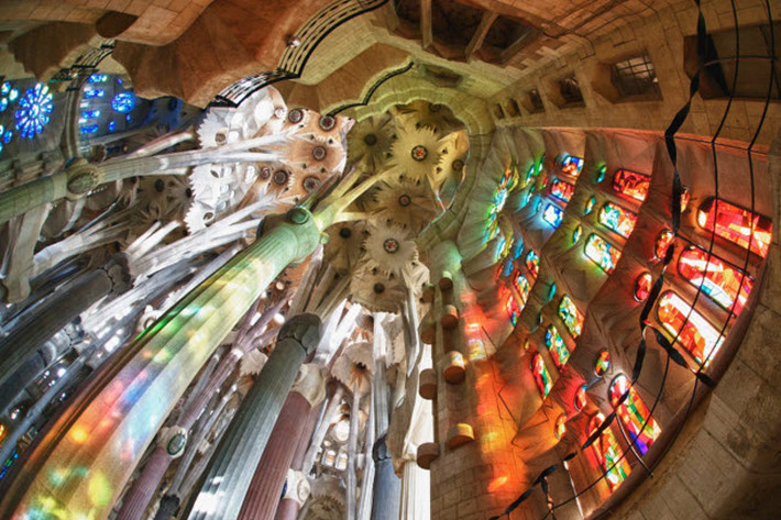 Nội thất vô cùng ấn tượng trong Vương cung thánh đường Sagrada Família.