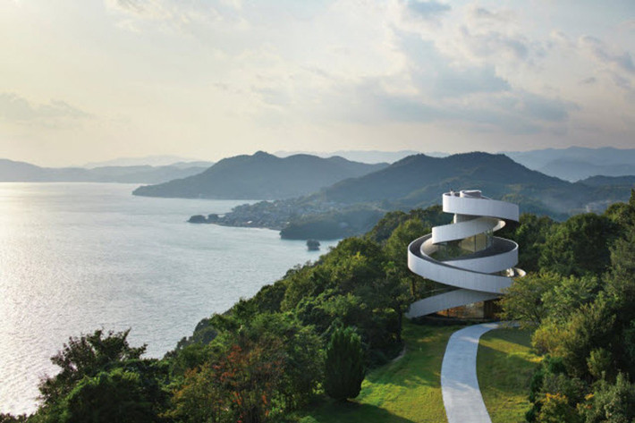 Nhà thờ hình dải lụa mềm mại ở Onomichi, Nhật Bản.