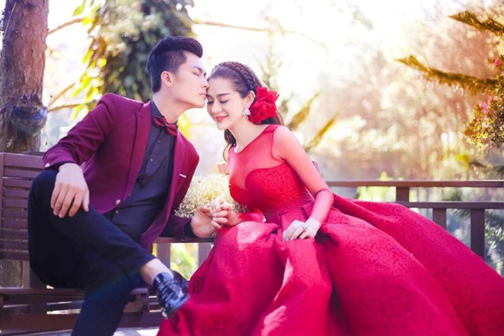 Theo lời Lâm Khánh Chi, cô đã về ra mắt nhà chồng sắp cưới và nhận được sự ủng hộ của gia đình. Nữ ca sĩ chuyển giới cho rằng cô và hôn phu có khoảnh cách tuổi tác khá lớn như cả hai đều đã trưởng thành, đến tuổi lập gia đình. Trước đó, Lâm Khánh Chi từng 2 lần cưới hụt. Ảnh: Zing