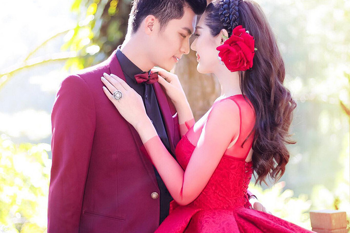 Mới đây, Lâm Khánh Chi tiết lộ sắp lên xe hoa. Chồng sắp cưới của cô sinh năm 1985, quê ở Nam Định. Anh hiện đang làm kinh doanh ở Sài Gòn. Cả hai dự định sẽ làm đám cưới vào tháng 11/2017 tại Sài Gòn và Nam Định. Mới đây, Lâm Khánh Chi và hôn phu cũng đã chụp ảnh cưới ở Đà Lạt. Ảnh: FBNV