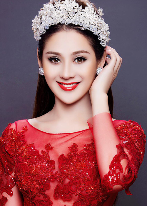 Lâm Khánh Chi tên thật là Huỳnh Phương Khánh, sinh năm 1977 tại Sài Gòn. Những năm 1990, Phương Khánh được biết đến là nam ca sĩ Lâm Chí Khanh. Năm 2012, Chí Khanh công khai chuyển giới và lấy nghệ danh Lâm Chi Khanh. Đầu năm 2016, cô tiếp tục đổi nghệ danh là Lâm Khánh Chi. Ảnh: FBNV
