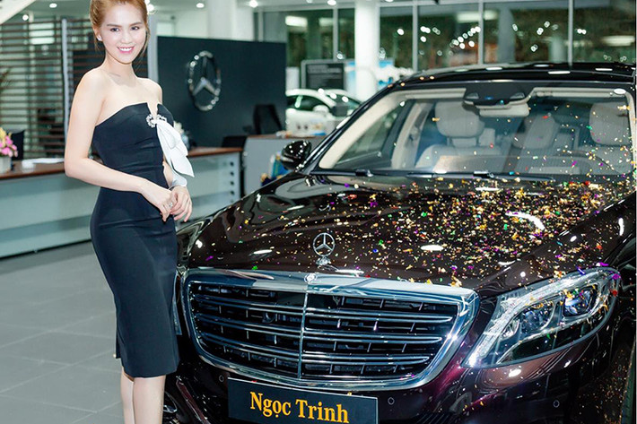 Mới đây, trên trang cá nhân, Ngọc Trinh đăng tải loạt ảnh chụp bên chiếc xe Mercedes - Maybach S500 trị giá 12 tỷ. Ảnh: FBNV