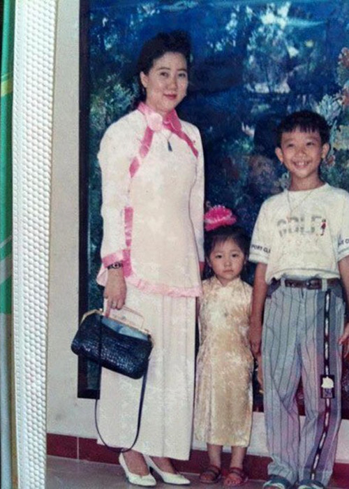 Đấng sinh thành của nam danh hài có khuôn mặt đẹp, lộ rõ vẻ phúc hậu. Trong ảnh, Trấn Thành tươi rói bên mẹ và em gái. Ảnh:Khám Phá