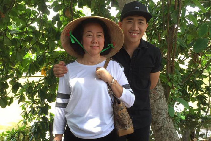Trấn Thành thân thiết bên mẹ khi về miền Tây tham gia quay một bộ phim vào năm 2016. Ảnh: FBNV