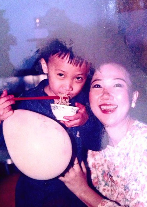 Vẻ ngoài trẻ đẹp hiền từ của mẹ Trấn Thành được người hâm mộ của nam MC khen ngợi. Ảnh: FBNV