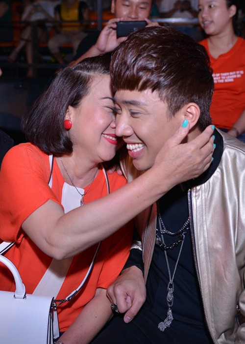 Khoảnh khắc tình cảm giữa Trấn Thành và mẹ tại một sự kiện vào năm 2014. Ảnh: Vietnammoi