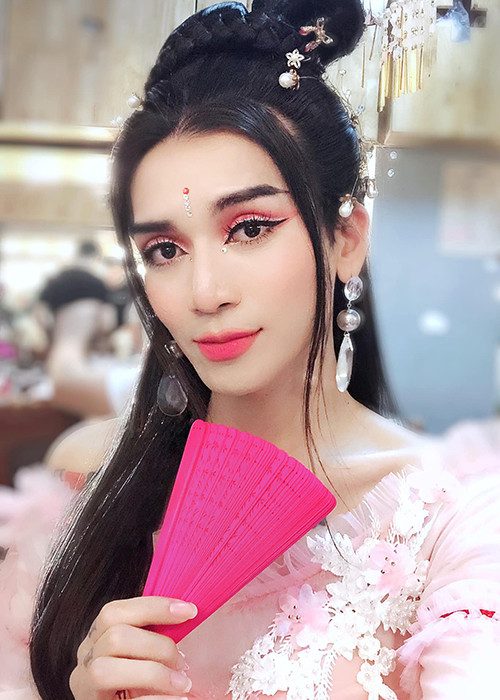 Thành viên của chương trình "Chạy đi rồi tính" khoe vẻ nữ tính trong tạo hình cổ trang.