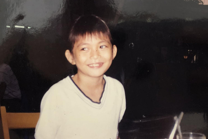 Mâu Thủy sinh năm 1992, có bố là người Việt gốc Hoa. Được biết, cô là con út trong nhà có 3 anh chị em.