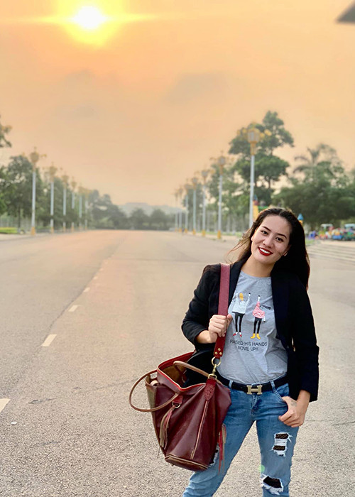 "6 tháng, đưa con đi chụp cộng hưởng từ, tôi nhận được kết quả: 1 bên não của con bị teo do mấy tiếng đồng hồ ngạt ối, não không được cung cấp đủ oxy", nữ diễn viên chia sẻ trên Khám phá.