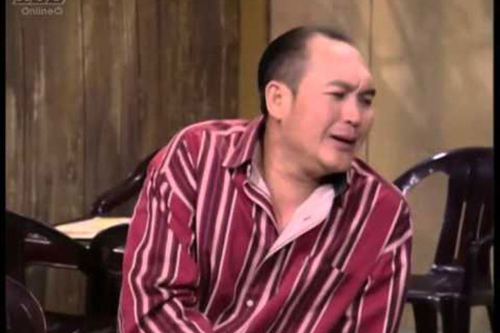 Một vở diễn gắn liền với tên tuổi của Duy Phương là “Trong nhà ngoài phố”. Ông diễn ở HTV và sân khấu tại nhiều nơi. Ảnh: Youtube