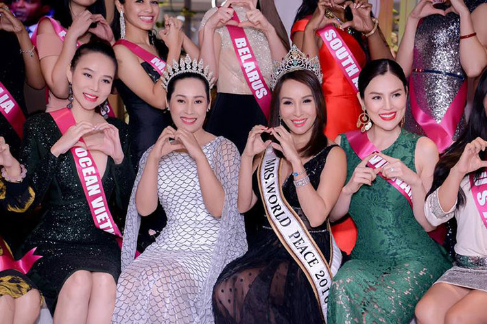 Từ Philippines, nữ người mẫu sinh năm 1979 liên tục cập nhật hình ảnh và thông tin tại cuộc thi nhan sắc.