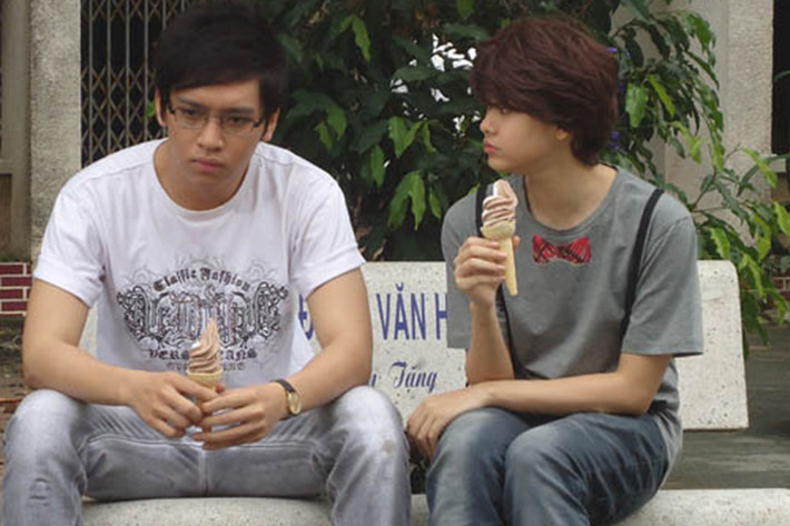 Năm 2011, bà xã của Tim đóng vai một cô gái giả trai để tiếp cận người mà cô thầm thương trộm nhớ do Bạch Công Khanh đóng. Ảnh: Bưu điện Việt Nam