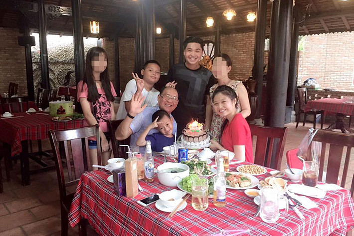 Hiện tại, Duy Phương sống với người vợ thứ ba.
