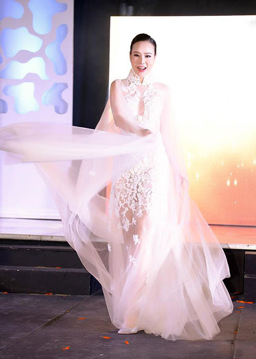 Dương Yến Ngọc quyết tâm giành được giải thưởng phụ thí sinh mặc trang phục dạ hội đẹp nhất trong bán kết.