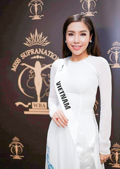 Khánh Phương lựa chọn áo dài trắng trong một hoạt động thuộc khuôn khổ cuộc thi trước thềm chung kết. Ảnh: Gia đình Việt Nam