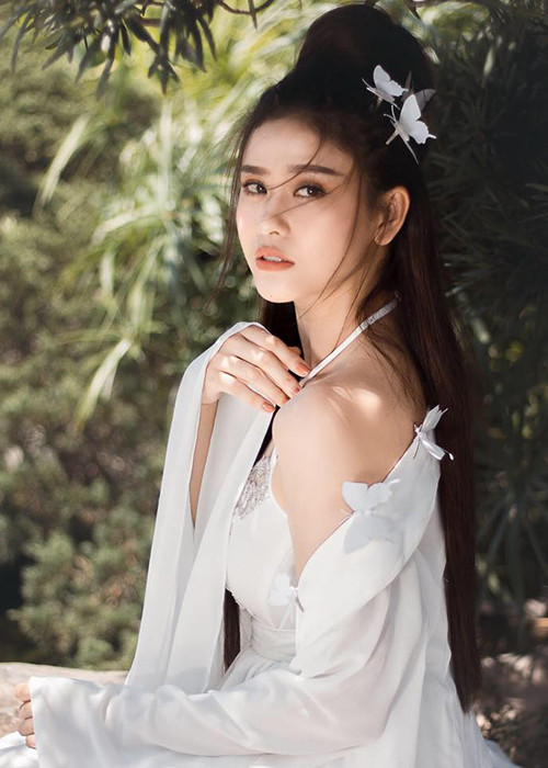 Trương Quỳnh Anh sinh năm 1989. Cô là nữ diễn viên kiêm ca sĩ. Ngay từ khi bước chân vào showbiz, Trương Quỳnh Anh đã gây chú ý bởi nhan sắc xinh đẹp.