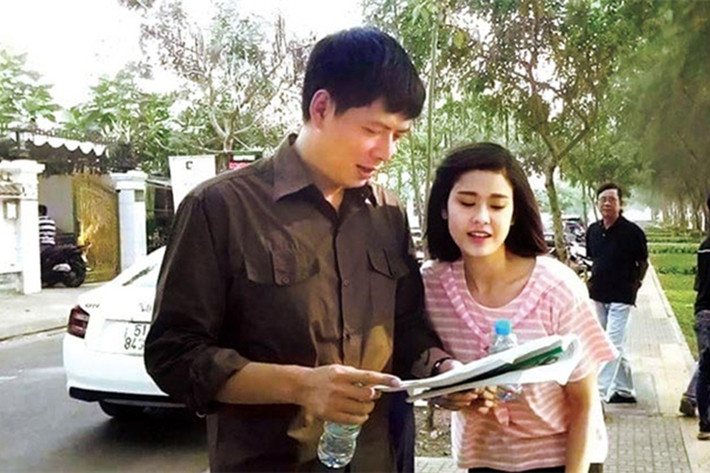Hai diễn viên của phim “Thề không gục ngã” trao đổi kịch bản trên phim trường. Ảnh: Doanh nhân Sài Gòn