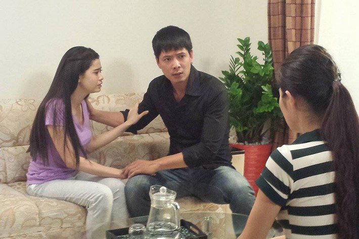 Sau nhiều lần gặp gỡ, Bỉnh Long và Huệ Mẫn dần cảm mến và yêu nhau. Tuy nhiên, tình cảm của họ không nhận được sự ủng hộ của gia đình hai bên. Ảnh: Fanpage phim