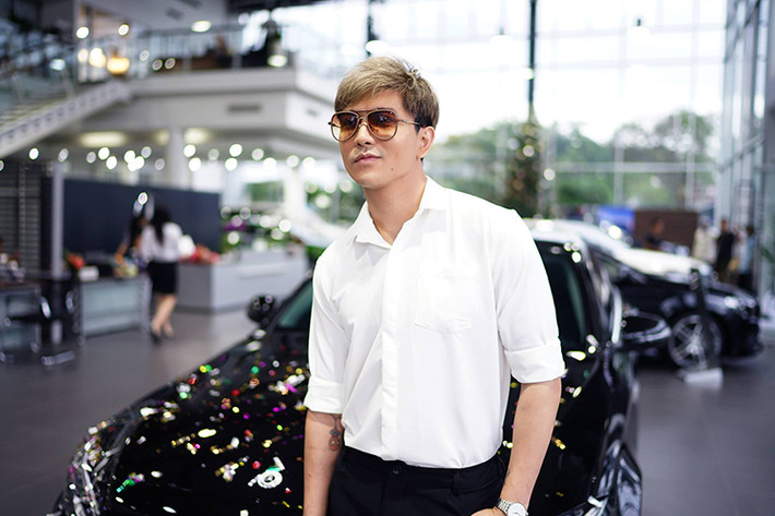 Về phía Tim, anh lại tỏ ra khá bình thản giữa scandal của vợ khi đăng tải hình ảnh tậu xế sang. Khi cư dân mạng để lại bình luận về loạt ảnh gây xôn xao, Tim giữ im lặng, không hề có động thái nào đáp trả. Ảnh: FBNV